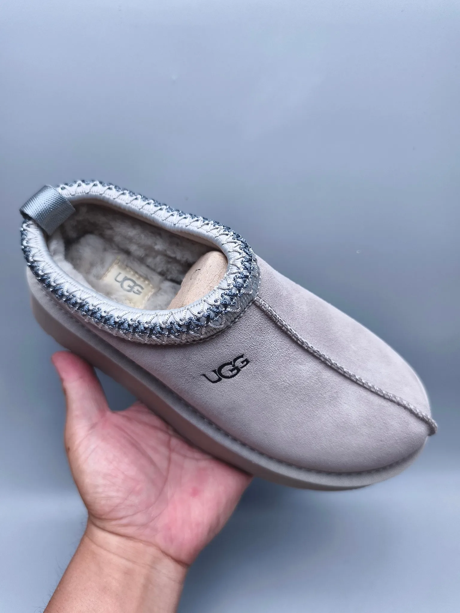 💰440 UGG sheepskin all-in-one snow boots 2553 co-branded national trend style thick-soled one-leg women’s snow boots🐾~ 🍭 A co-branded trendy item launched with well-known designer brands Feng Chen Wang and TELFAR. Zhou Dongyu & Wang Jiaer’s same style Fang Kete boots. The slip-on design makes it easy to put on and take off, and can be used indoors or outdoors. The exotic edging design is eye-catching, and it is definitely worth buying~ 🍭Material: cowhide➕sheep fur Outsole: rubber (light wing technology) 🍭Color: black, maroon, sand, dark green, light gray, chocolate, beige, walnut, brown, dark gray, red 🍭Number of codes: 35-42